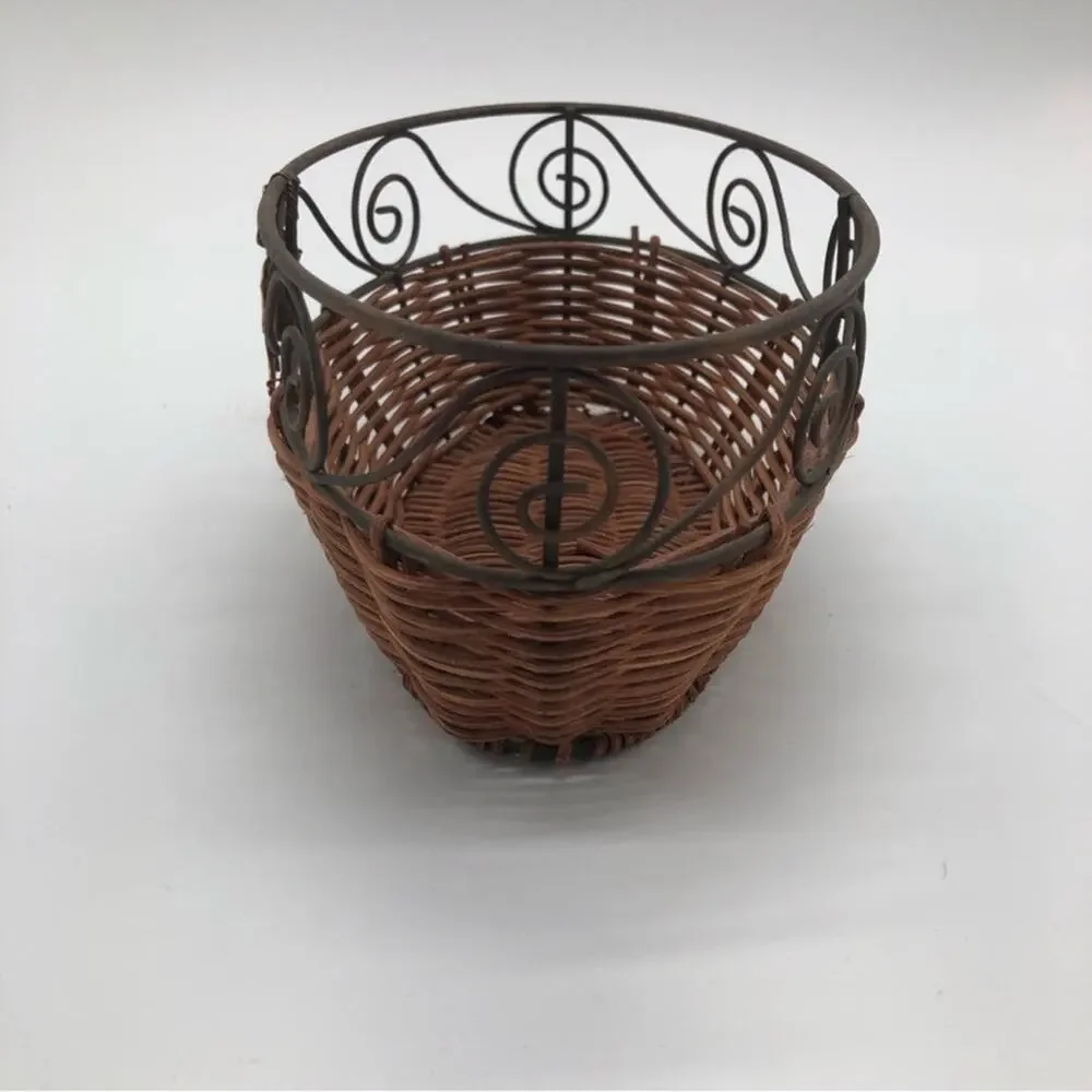 Small Wire and Wicker Basket, Cool Leaf detail. In excellent condition!